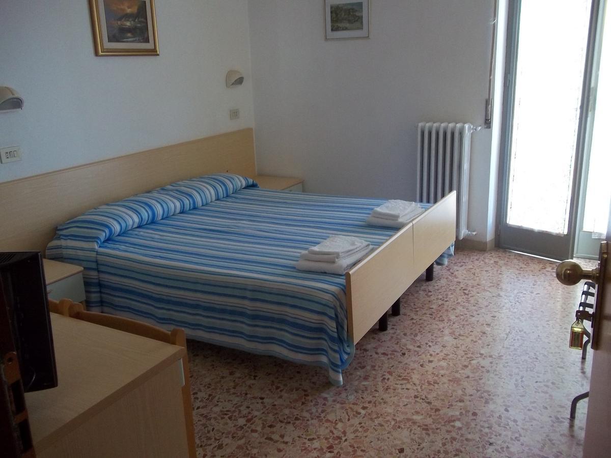 Hotel Italia سينِغاليا المظهر الخارجي الصورة